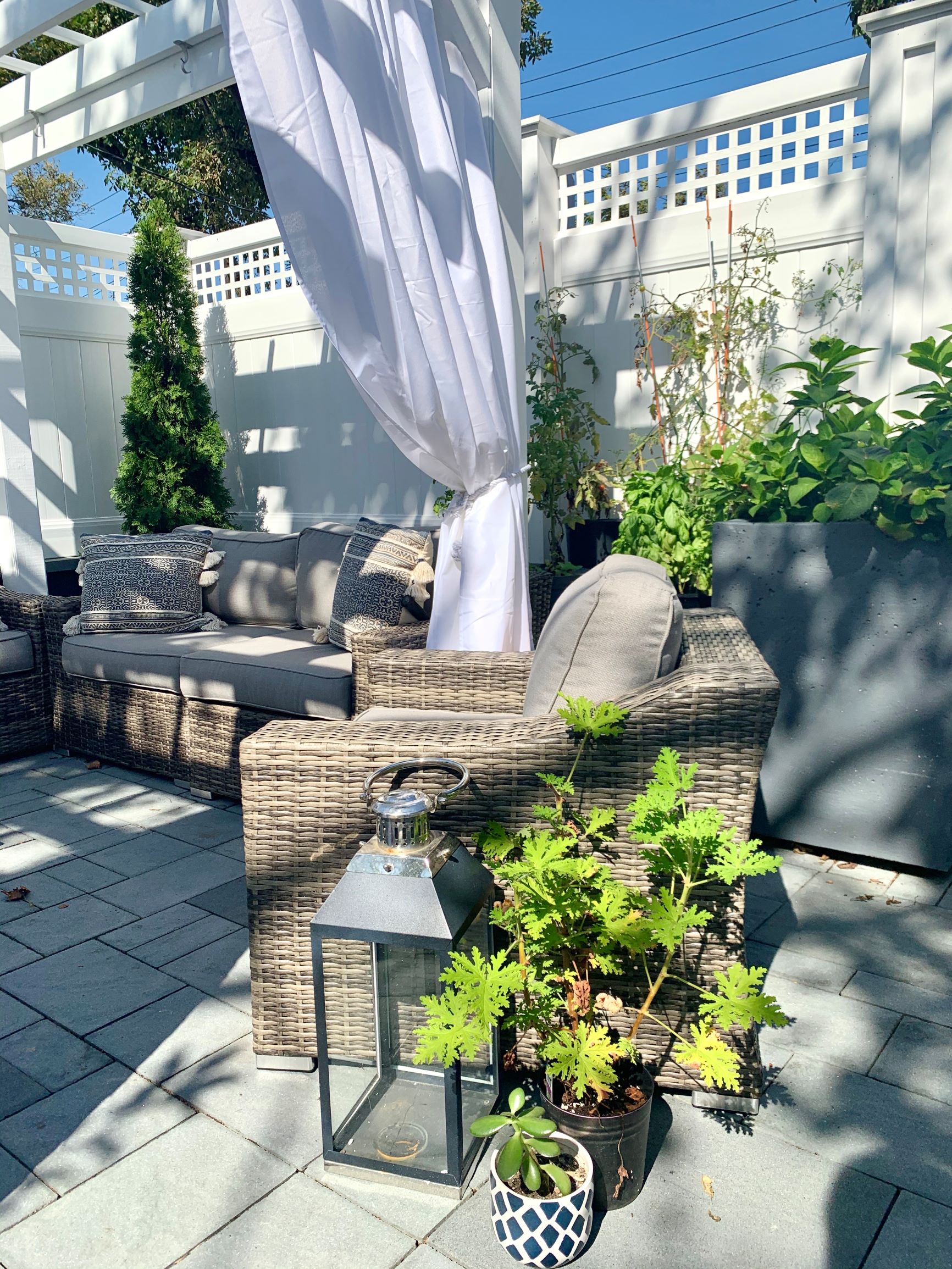 Small Backyard Makeover With Diy Projects Houzewize