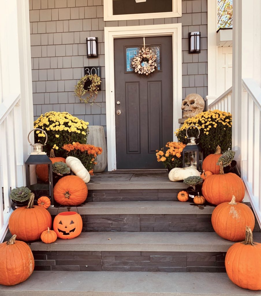 20+ stunning fall porch ideas to inspire you - Houzewize